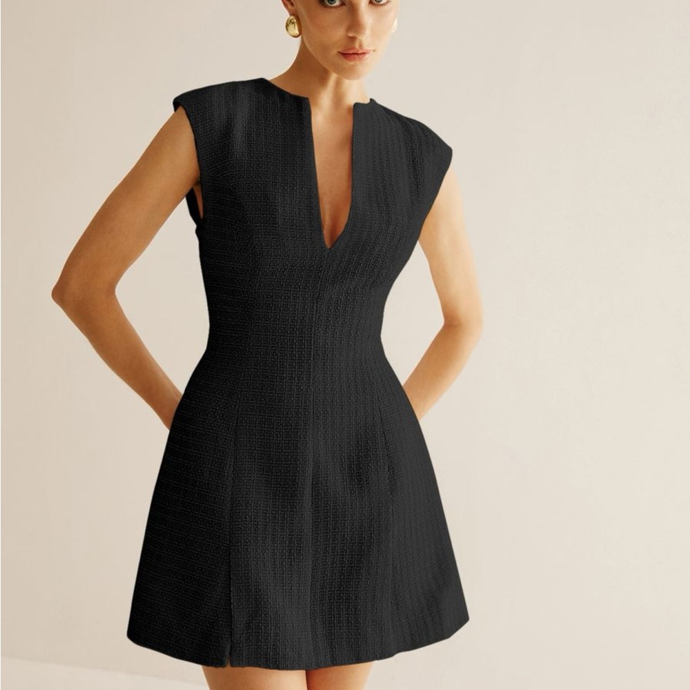 Elegant Black Sleeveless Dress